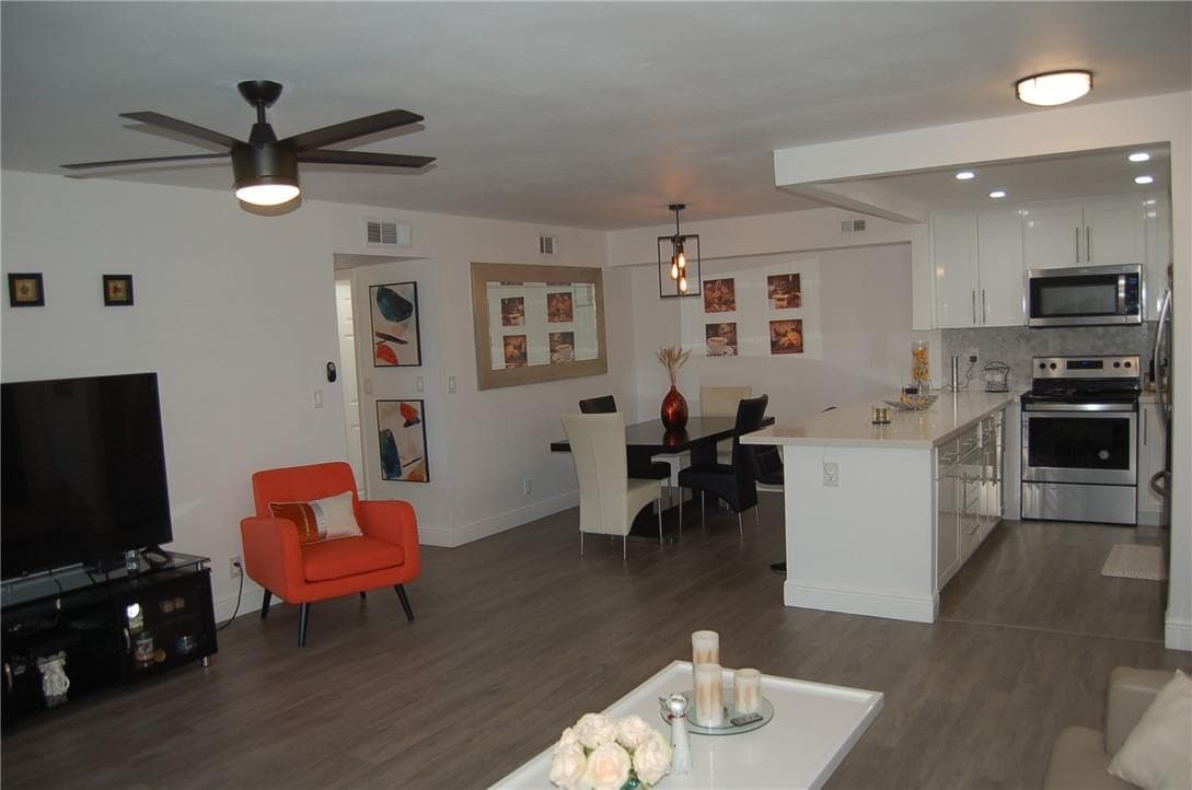 393 N Laurel Dr - Image 1